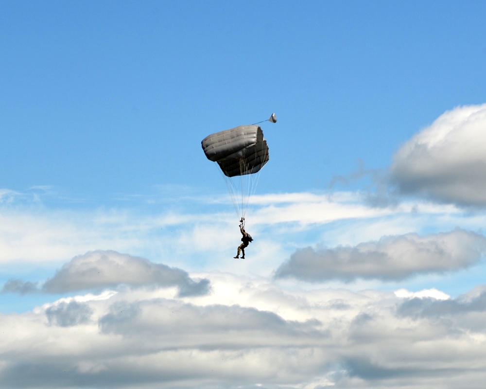 US Airmen make history with highway landing