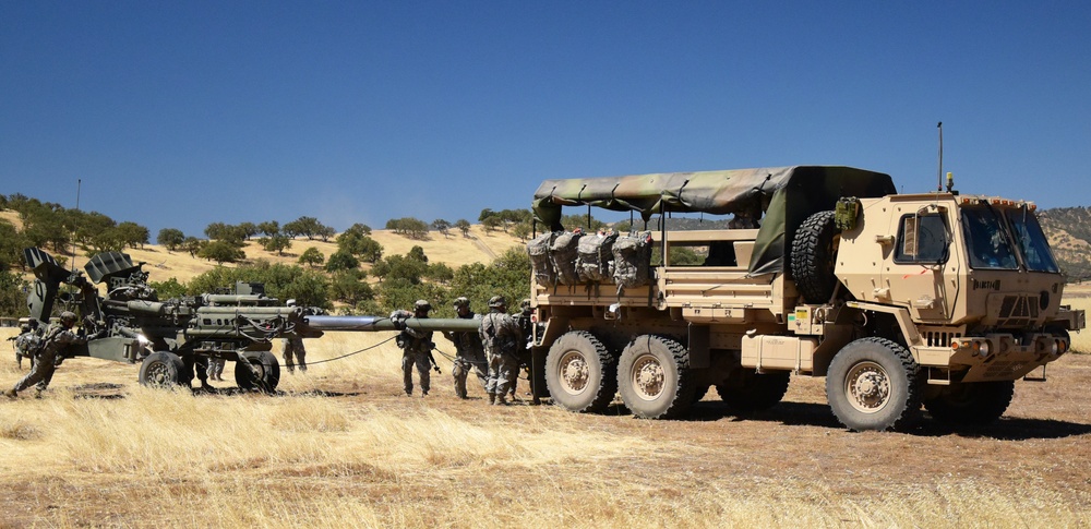 Hawaii Army National Guard Field Artillery Battalion conduct convoy operations during XCTC 2016