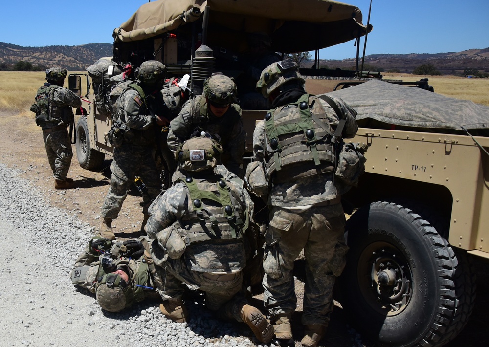 Hawaii Army National Guard Field Artillery Battalion conduct convoy operations during XCTC 2016