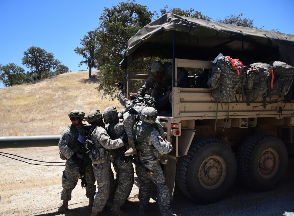 Hawaii Army National Guard Field Artillery Battalion conduct convoy operations during XCTC 2016