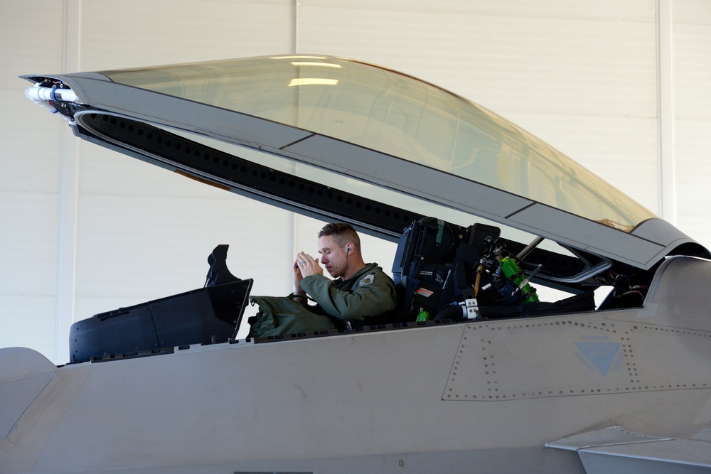 F-22 Raptor pilot reaches 1000 flying hours