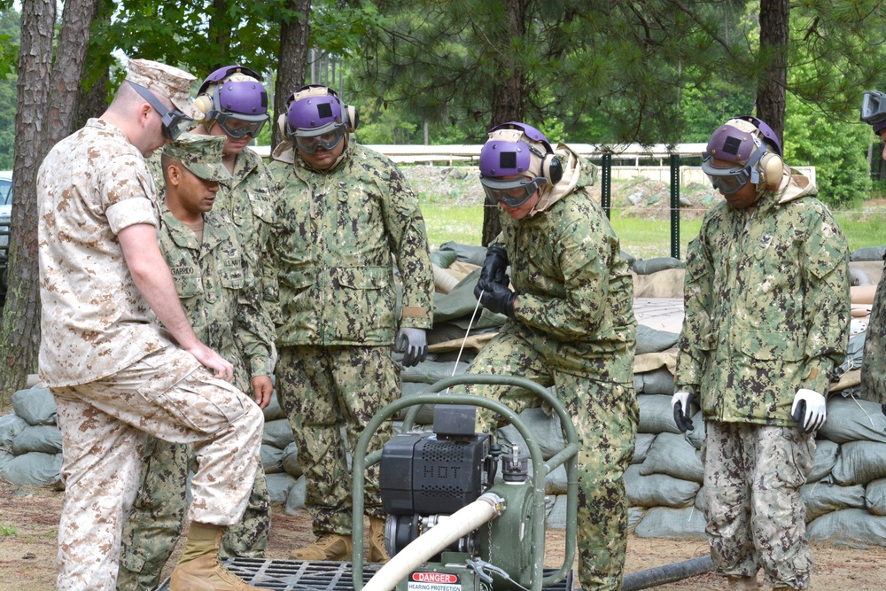 Navy trains at Fort Lee