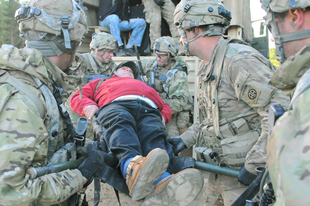 82nd Airborne Division forces evacuate U.S. citizens in Swift Response scenario