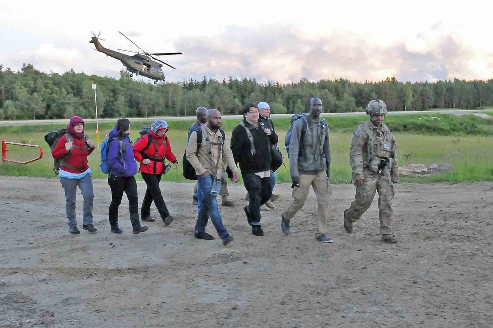 82nd Airborne Division forces evacuate U.S. citizens in Swift Response scenario