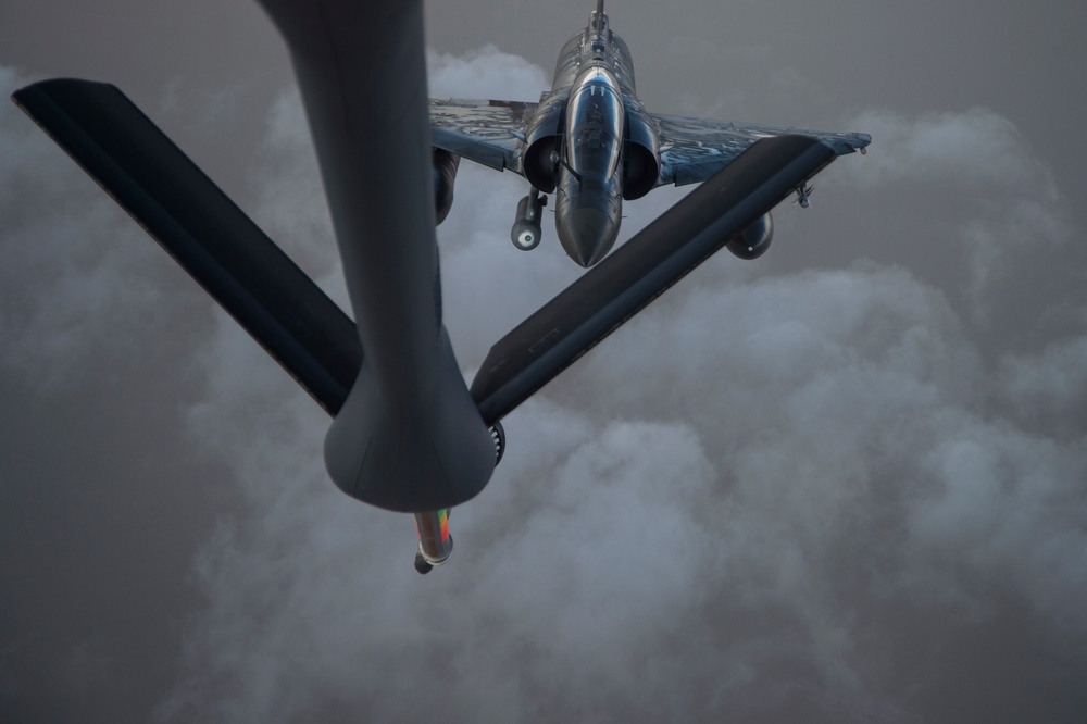 KC-135 Refuels French Fighters