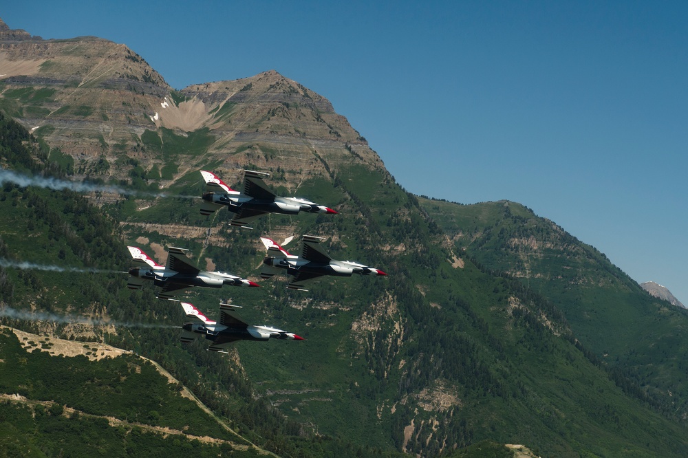 The Thunderbirds Return From Hill AFB Air Show