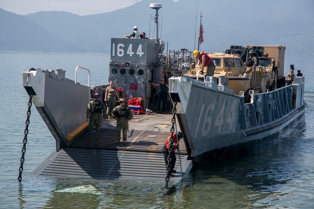 SPMAGTF-SC docks at Puerto Castilla, Honduras