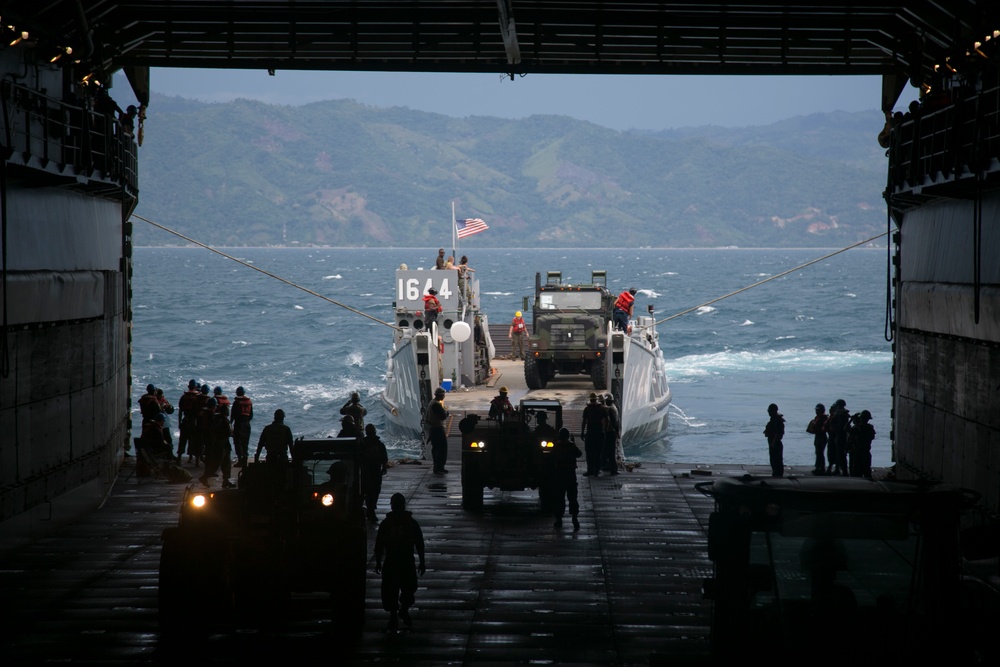 SPMAGTF-SC docks at Puerto Castilla, Honduras