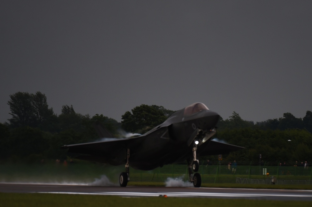 Lightning Over UK: F-35B's make historic landing at RAF Fairford