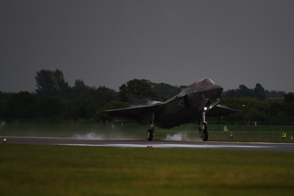 Lightning Over UK: F-35B's make historic landing at RAF Fairford