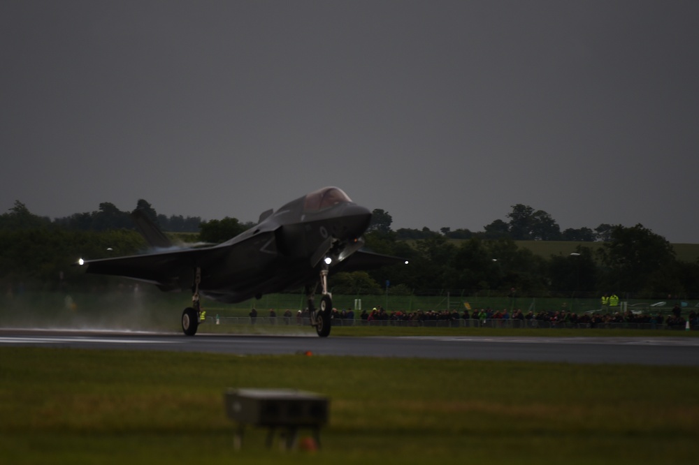 Lightning Over UK: F-35B's make historic landing at RAF Fairford