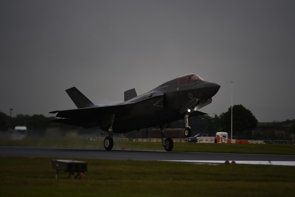 Lightning Over UK: F-35B's make historic landing at RAF Fairford