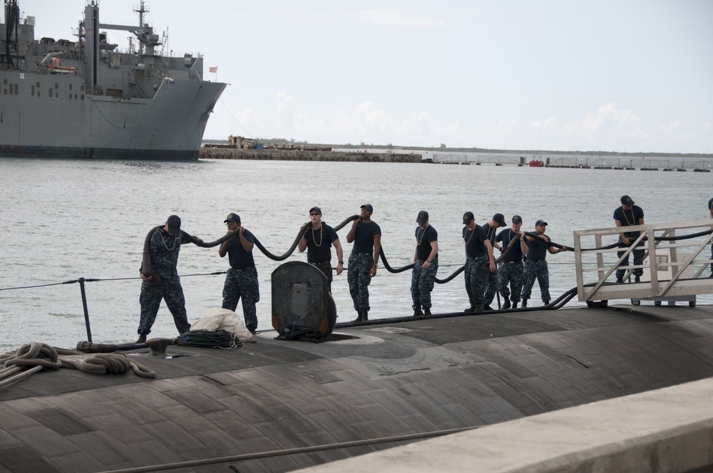 USS Topeka Sailors rig submarine for shore power