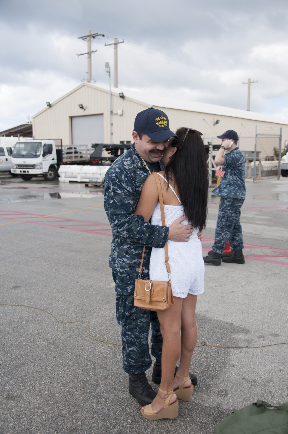 USS Topeka Sailor welcomed home by wife