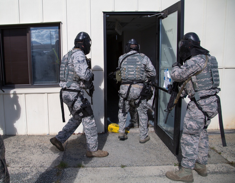 673rd Security Forces Squadron conducts high risk response training