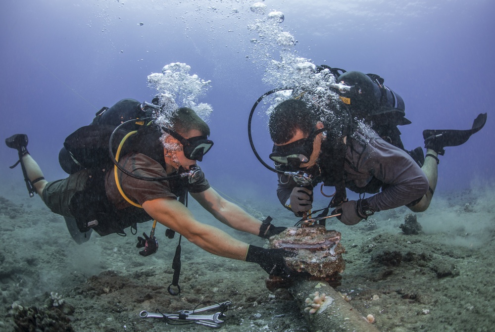 UCT 2 Performs Undersea Cable Maintenance Off Kauai
