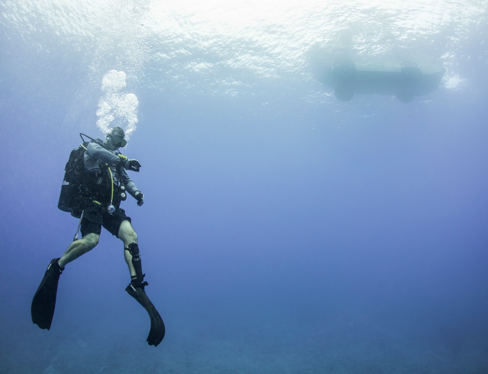 UCT 2 Performs Undersea Cable Maintenance Off Kauai