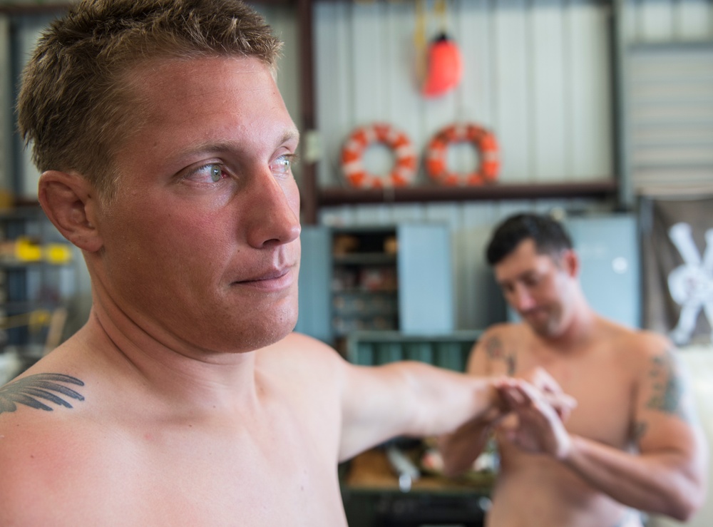 UCT 2 Performs Undersea Cable Maintenance Off Kauai