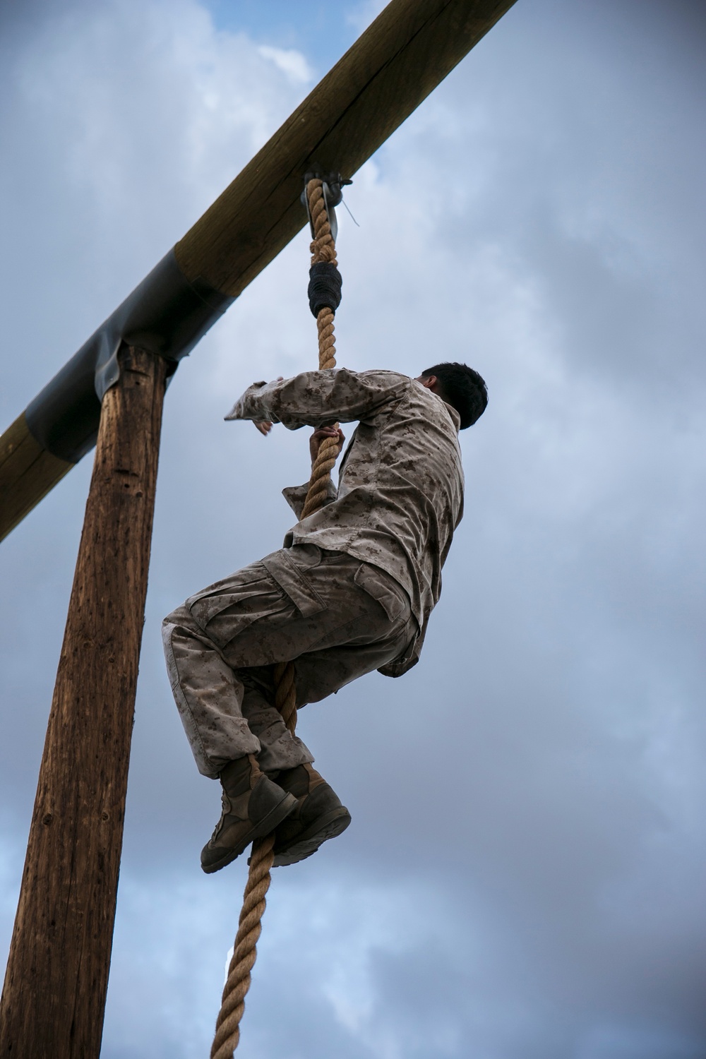 HQSC 7th Marine Regiment tackles obstacle course
