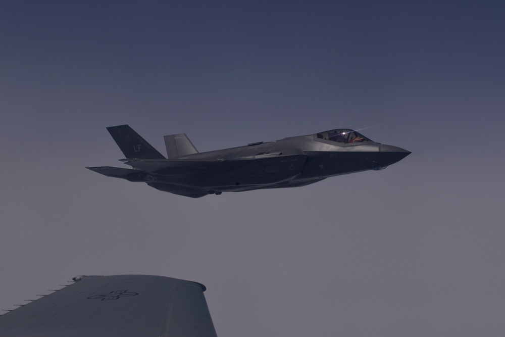 Lightning over UK: USAF F-35 makes historic overseas flight