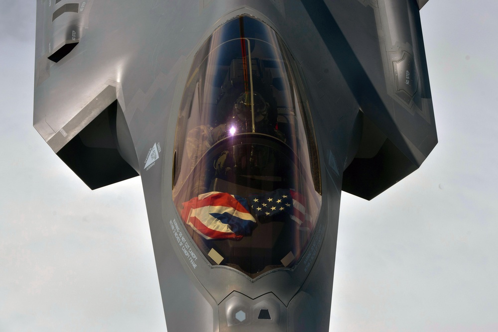 Lightning over UK: USAF F-35 makes historic overseas flight