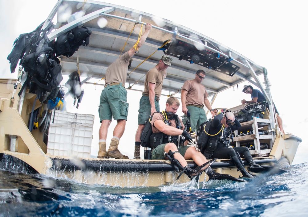 UCT 2 Performs Undersea Cable Maintenance Off Kauai