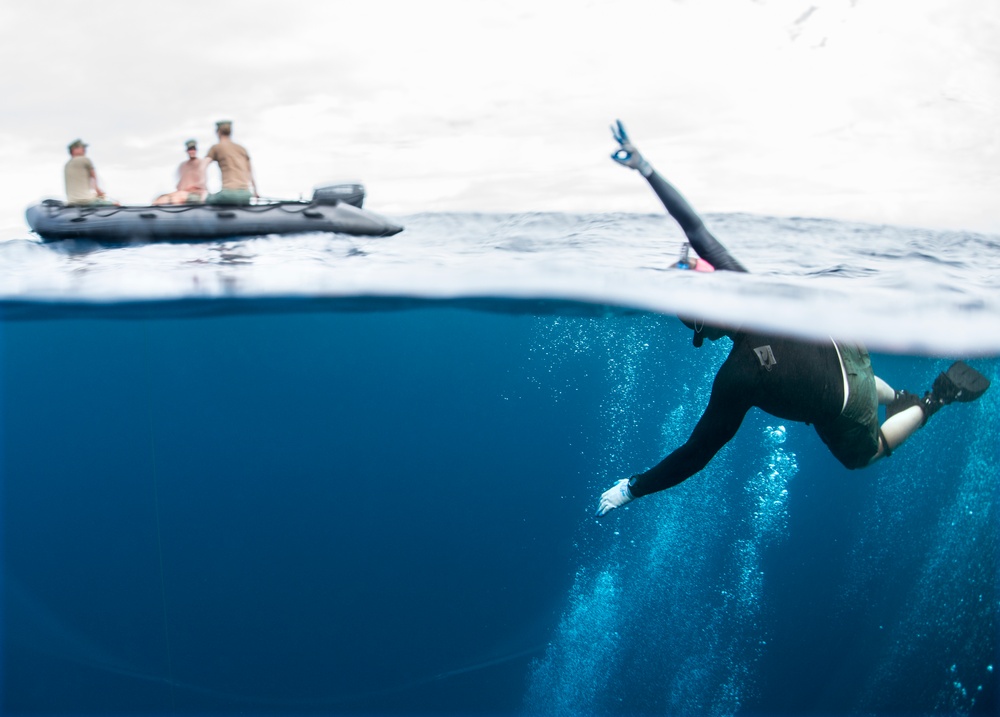 UCT 2 Performs Undersea Cable Maintenance Off Kauai