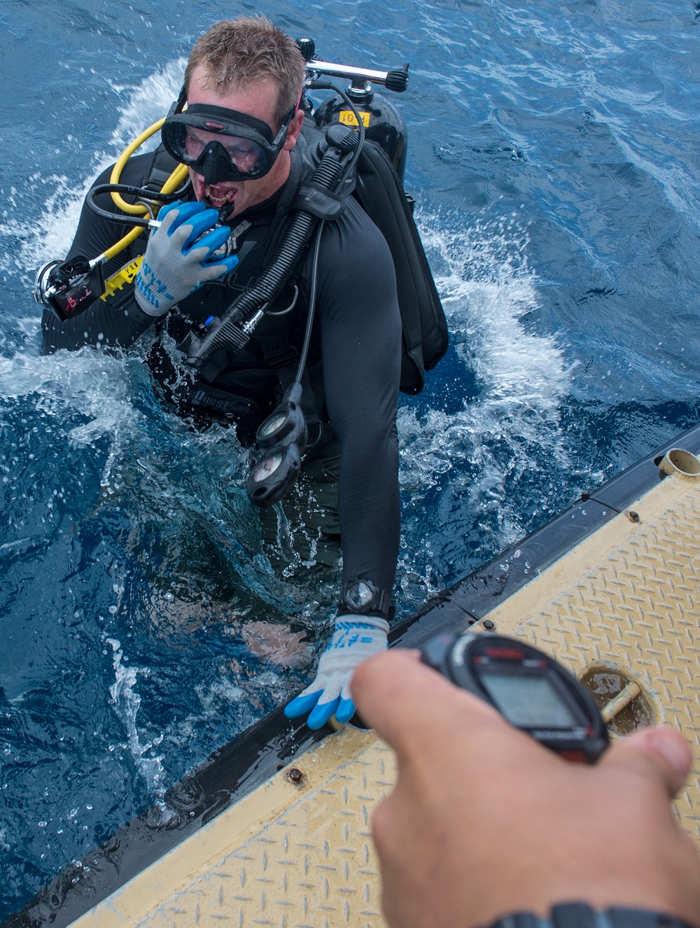 UCT 2 Performs Undersea Cable Maintenance Off Kauai