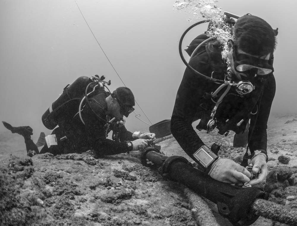 UCT 2 Performs Undersea Cable Maintenance Off Kauai