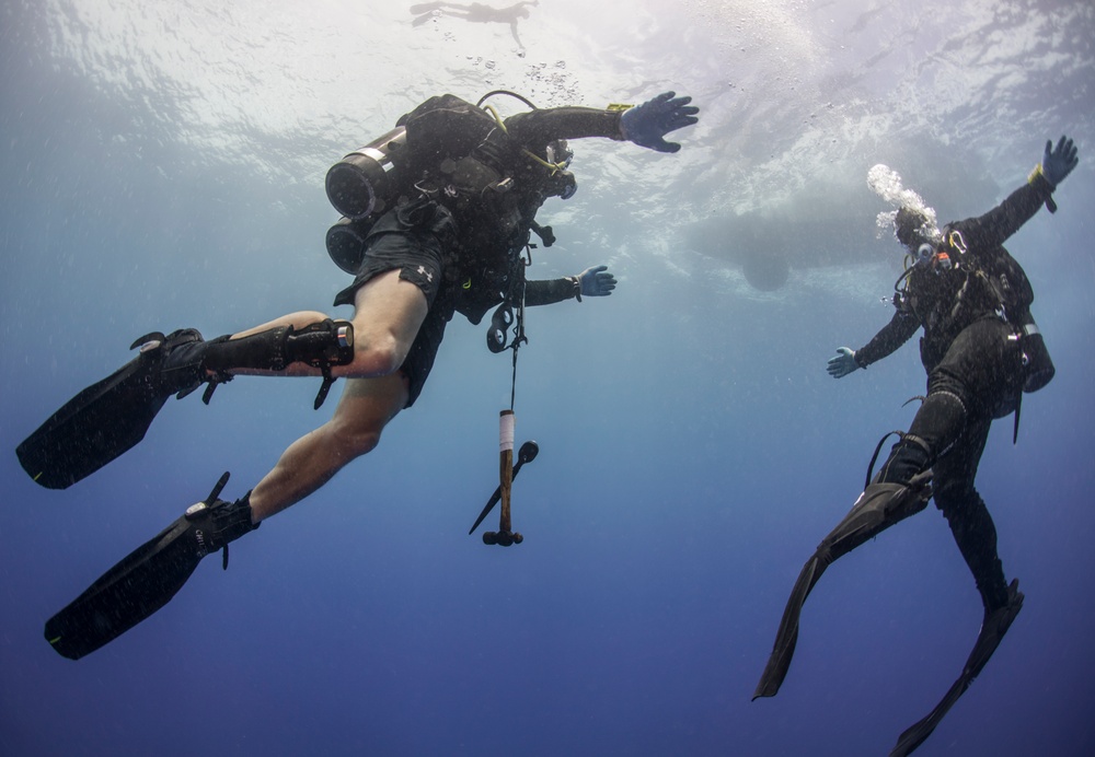 UCT 2 Performs Undersea Cable Maintenance Off Kauai