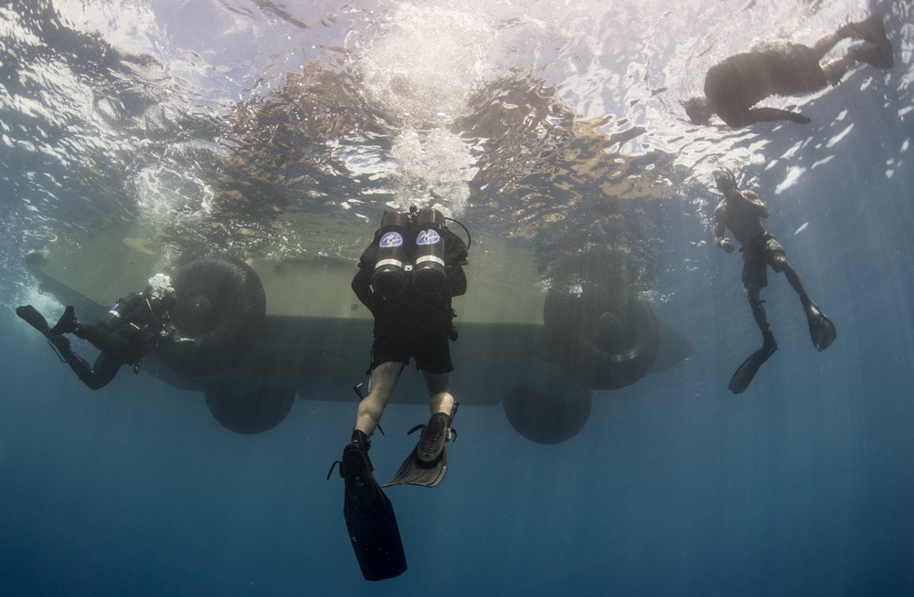 UCT 2 Performs Undersea Cable Maintenance Off Kauai