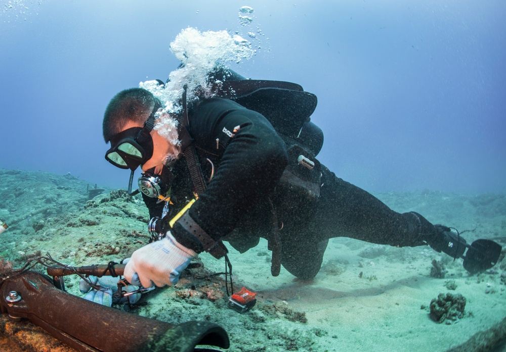 UCT 2 Performs Undersea Cable Maintenance Off Kauai