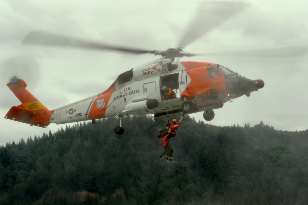 Airmen water survival training on Columbia River