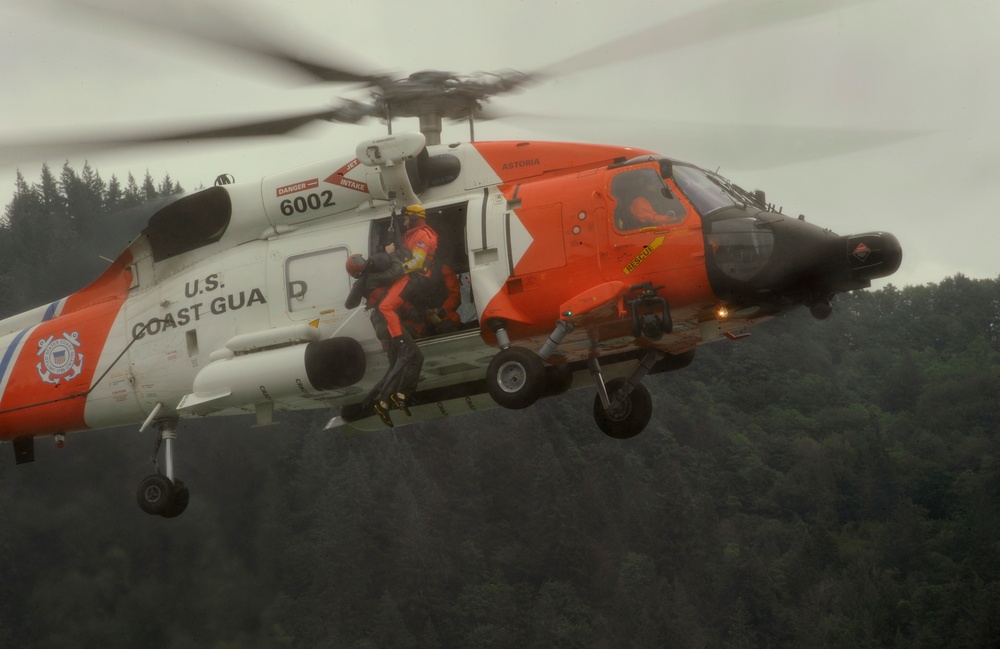 Airmen water survival training on Columbia River