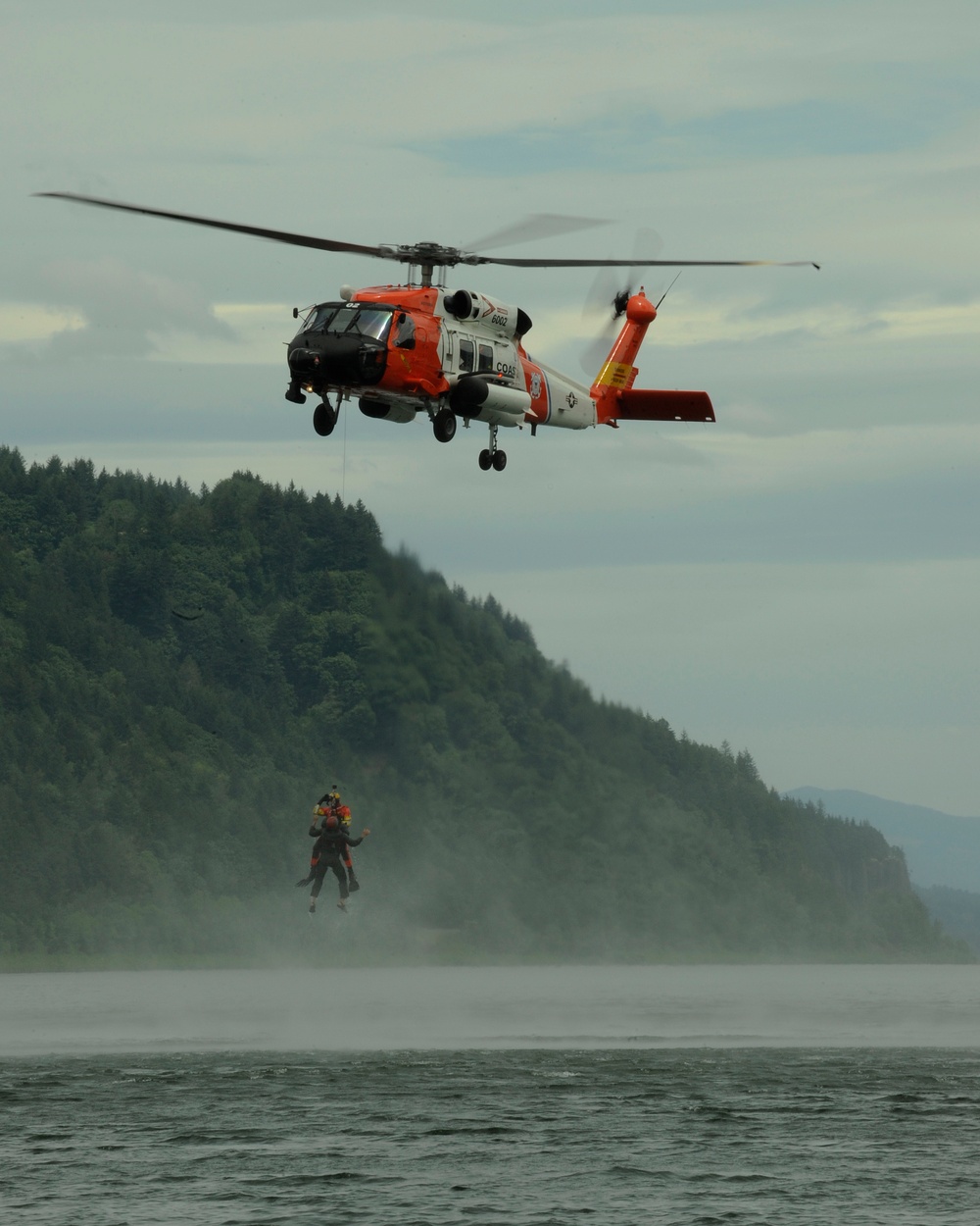 Airmen water survival training on Columbia River