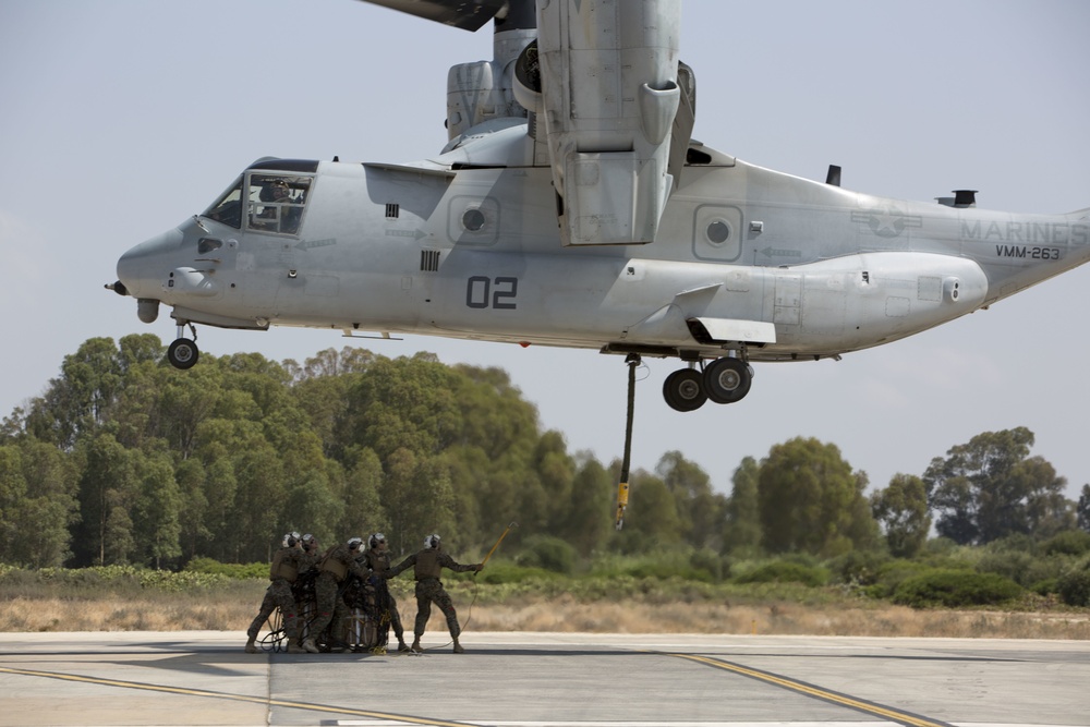 Crisis Response Marines test heavy lifting capabilities with Helicopter Support Team