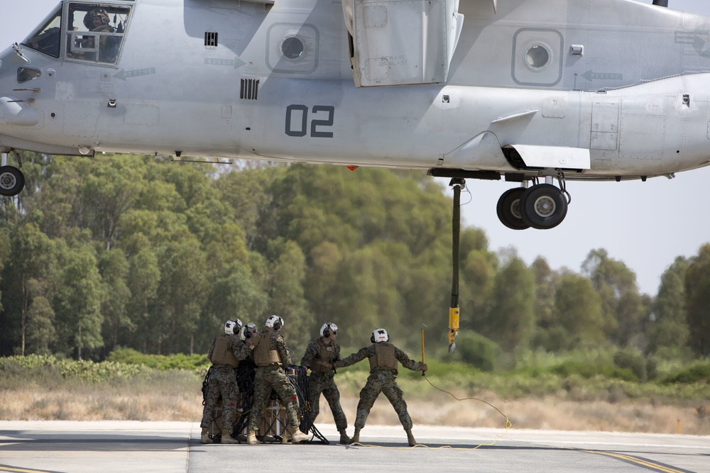 Crisis Response Marines test heavy lifting capabilities with Helicopter Support Team