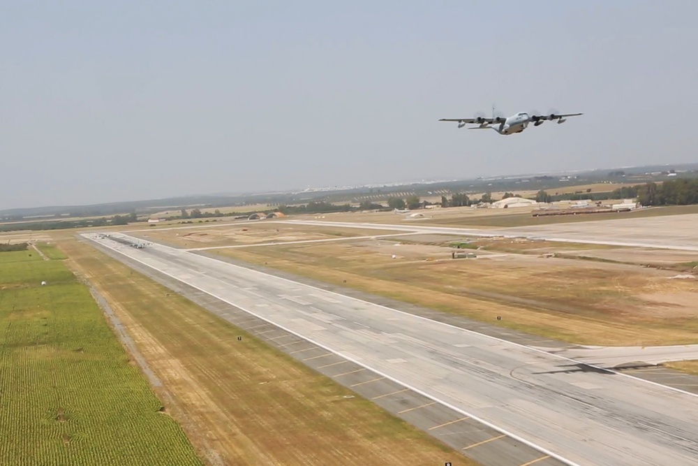 SPMAGTF-CR-AF Aviation conducts a large force integration flight