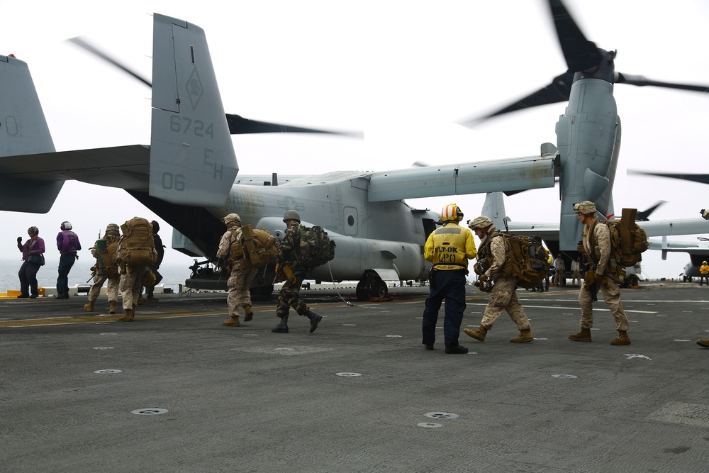 22nd MEU and Moroccan forces practice aircraft embarkation aboard Wasp