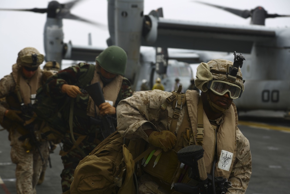 22nd MEU and Moroccan forces practice aircraft embarkation aboard Wasp