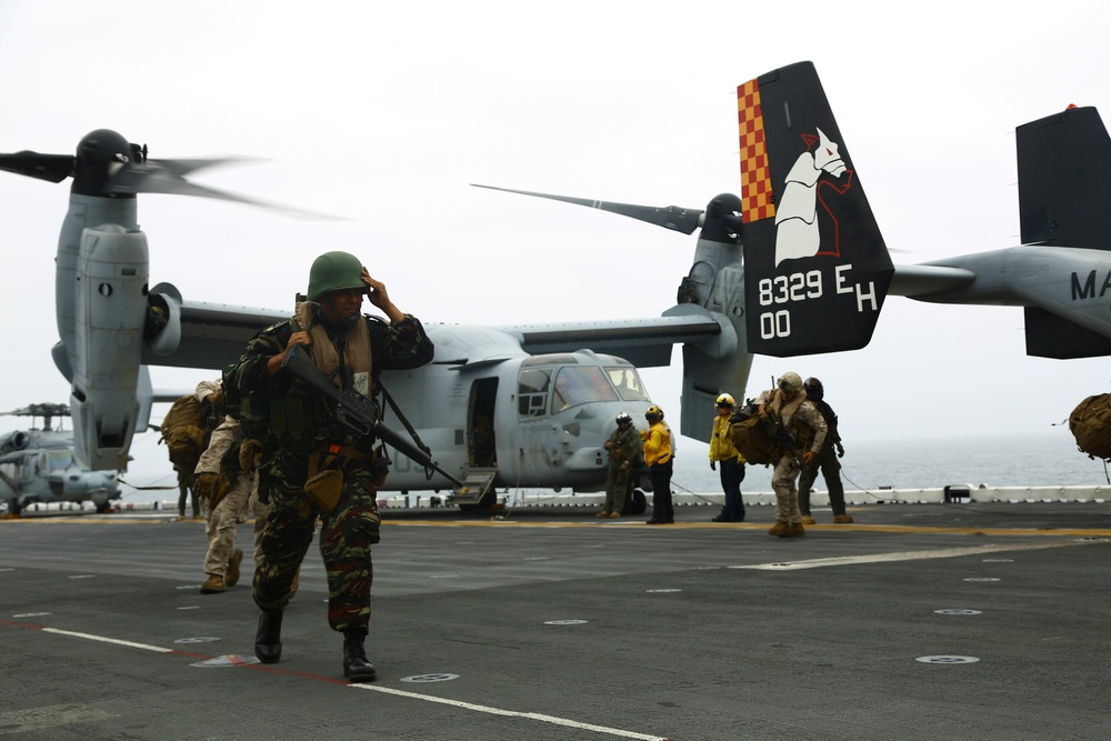 22nd MEU and Moroccan forces practice aircraft embarkation aboard Wasp