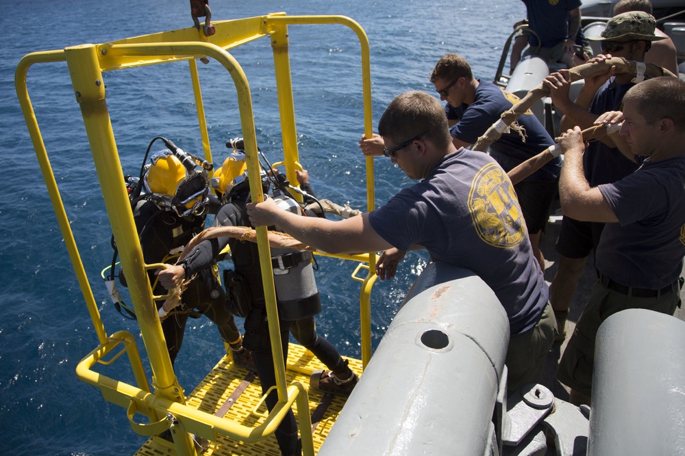 U.S. Navy Divers Train during RIMPAC 16