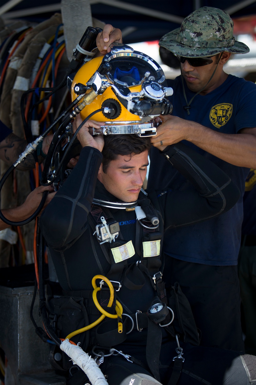 U.S. Navy Divers Train during RIMPAC 16