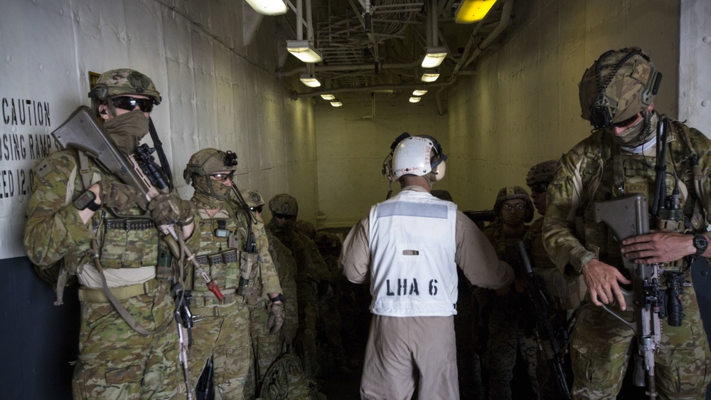 DVIDS - Images - RIMPAC 16: U.S. Marines and Australian Army soldiers ...