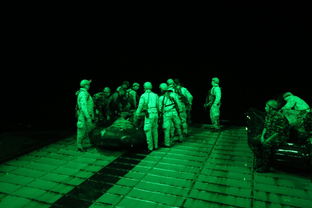 22nd MEU Recon trains with Moroccan military