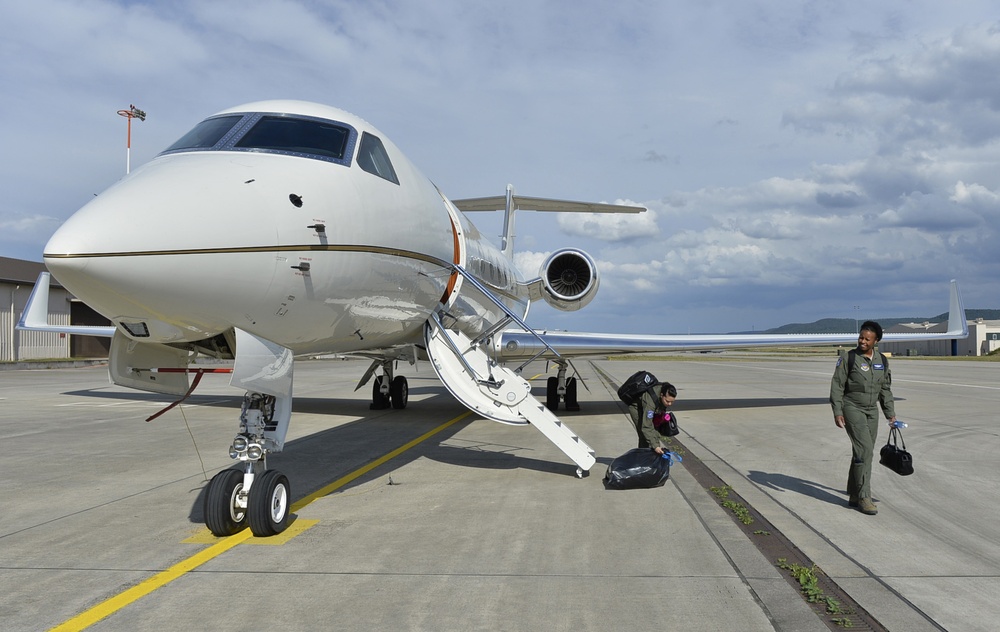The High Life: USAF flight attendants serve our nation’s leaders