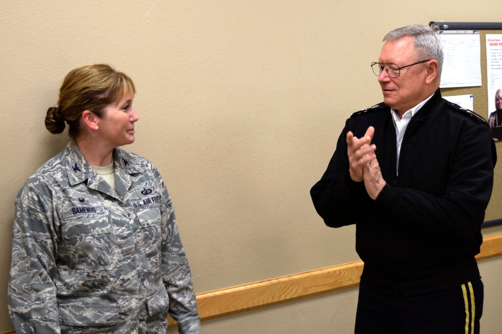 Gen. Frank Grass speaks with senior Leaders of the Iowa Air NAtional Guard