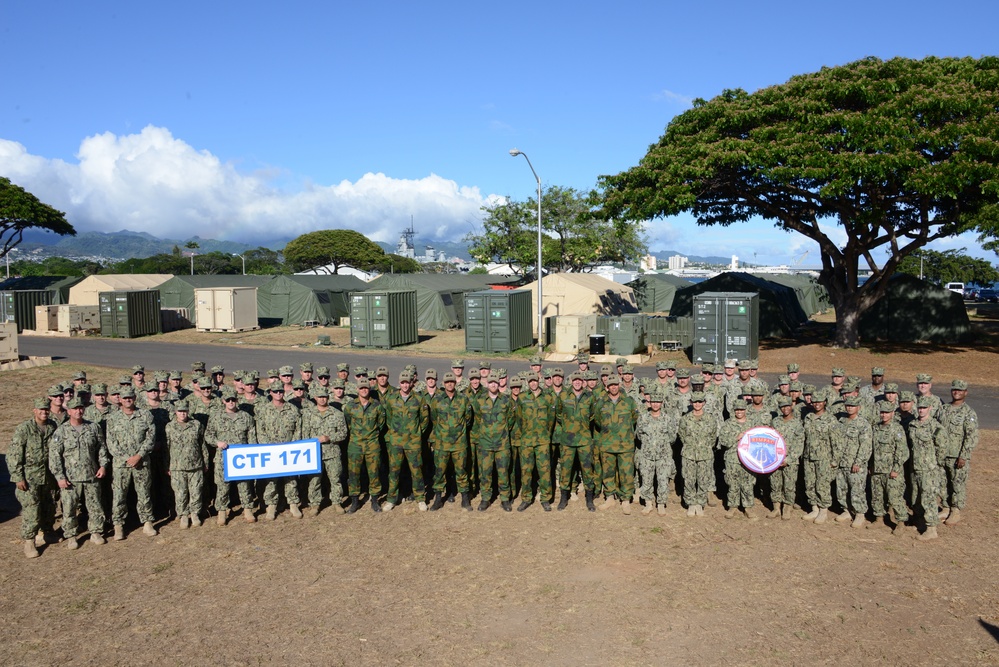 Multinational Service Members Pose for Group Photo during RIMPAC 16