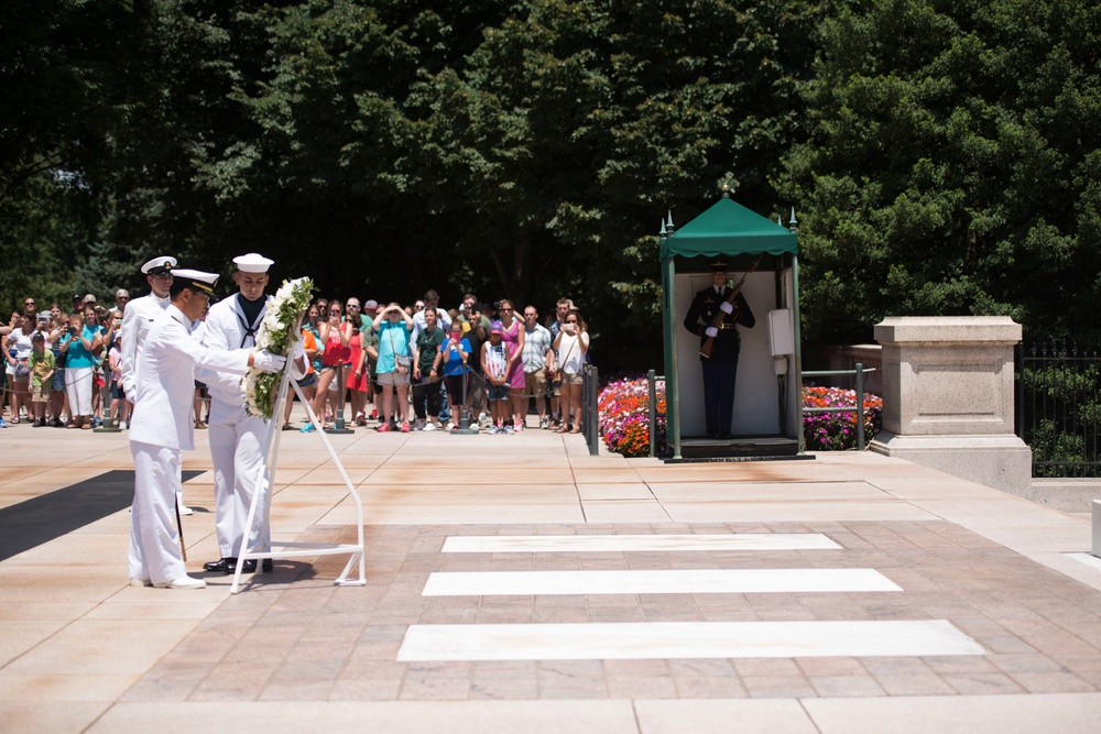 Japan Training Squadron commander lays a wreath at the Tomb of the Unknown Soldier in Arlington National Cemtery