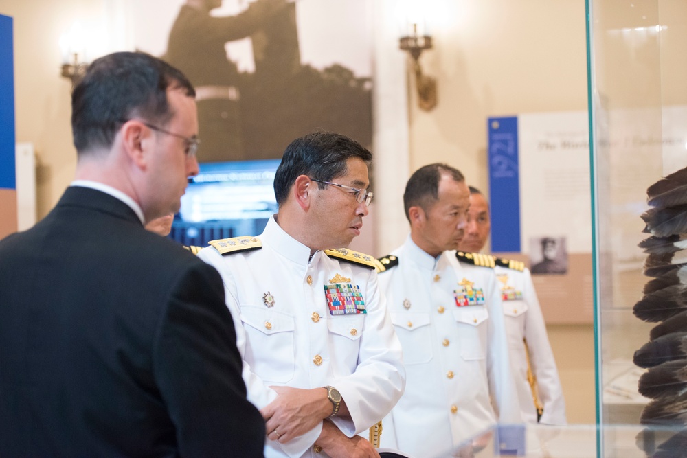 Japan Training Squadron commander lays a wreath at the Tomb of the Unknown Soldier in Arlington National Cemtery